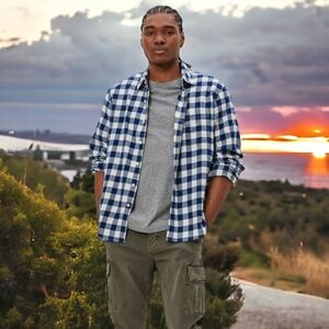 NWT - AMERICAN EAGLE BLUE (NAVY) PLAID BUTTON-UP SHIRT - Sz L